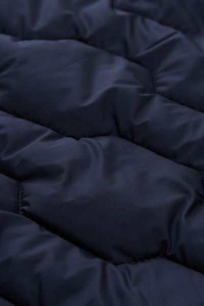 Veste courte bleue de Tom Tailor, motif matelassé avec texture lisse.