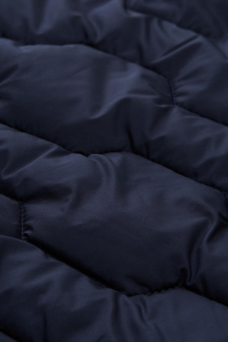 Veste courte bleue de Tom Tailor, motif matelassé avec texture lisse.