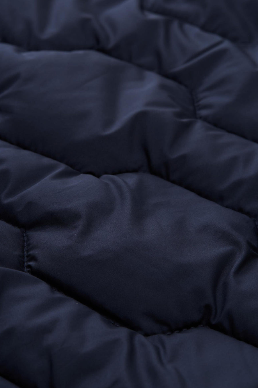 Veste courte bleue de Tom Tailor, motif matelassé avec texture lisse.