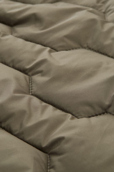Veste courte kaki de Tom Tailor, avec motif matelassé en chevron et texture légèrement froissée.