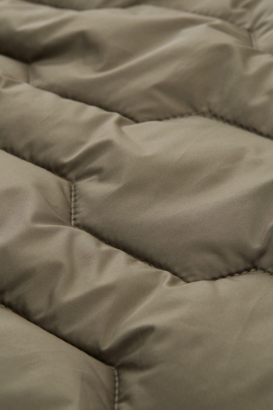 Veste courte kaki de Tom Tailor, avec motif matelassé en chevron et texture légèrement froissée.