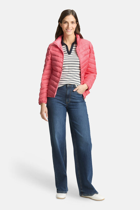 Veste courte corail Tom Tailor à losanges, portée sur un t-shirt rayé et un jean bleu ample.