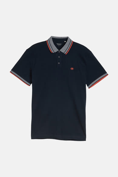 Donkerblauwe polo van Tom Tailor met gestreepte kraag en boorden in grijs en oranje, en borstlogo.