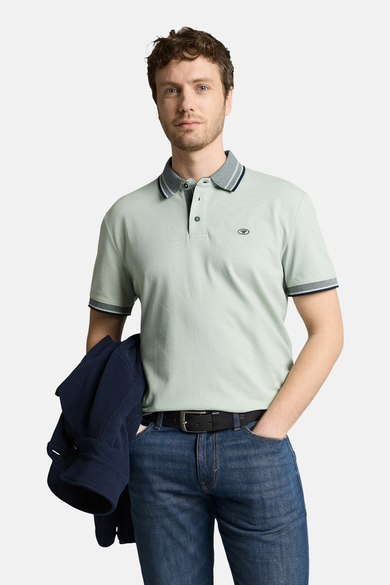 Polo vert de Tom Tailor avec col, bord-côtes des manches rayés et logo brodé.