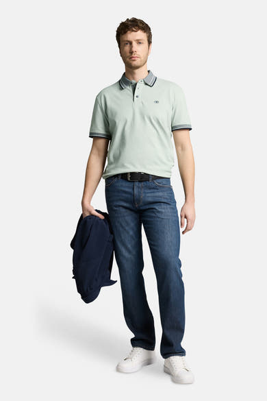 Polo vert de Tom Tailor avec col et bords de manches rayés, porté avec un jean.