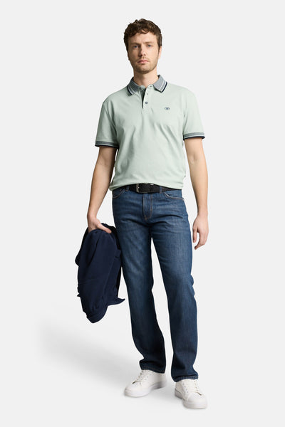 Polo vert de Tom Tailor avec col et bords de manches rayés, porté avec un jean.