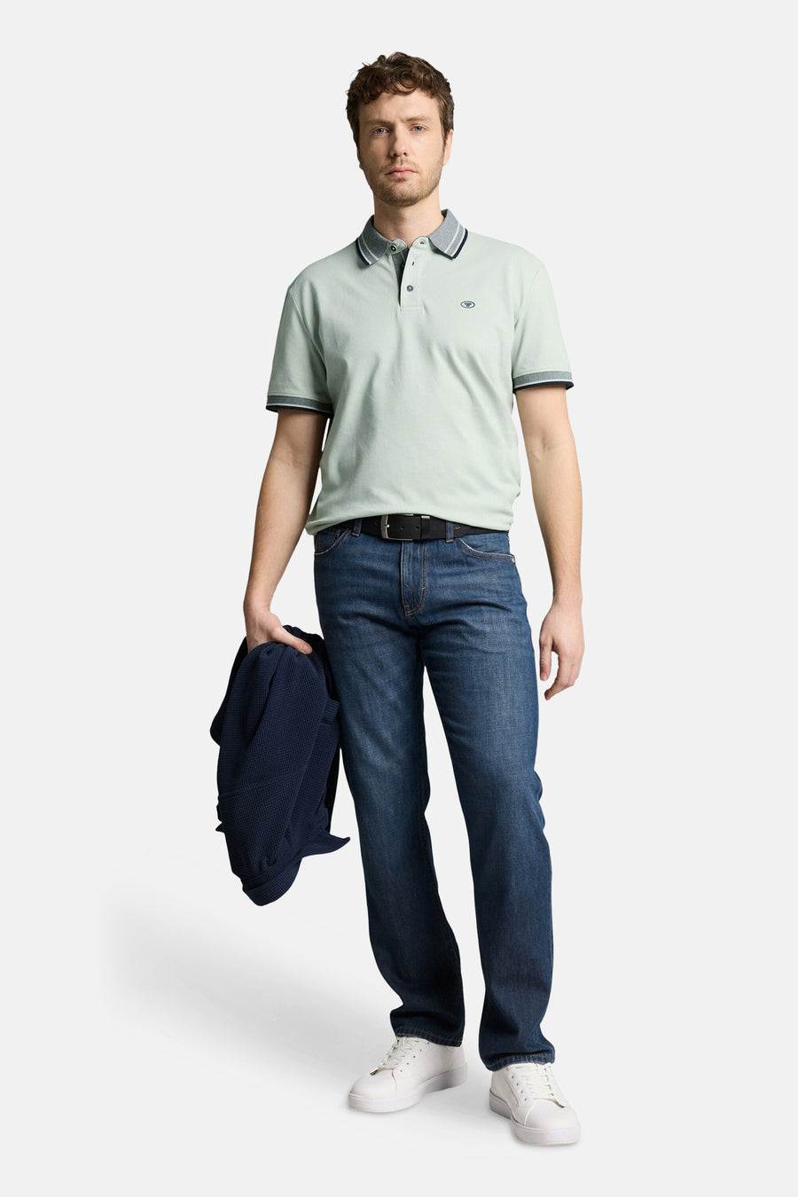Polo vert de Tom Tailor avec col et bords de manches rayés, porté avec un jean.