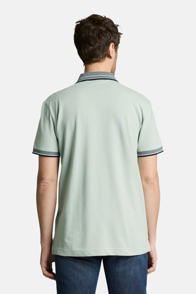 Polo vert clair de Tom Tailor, avec col et poignets côtelés à rayures, vu de dos.