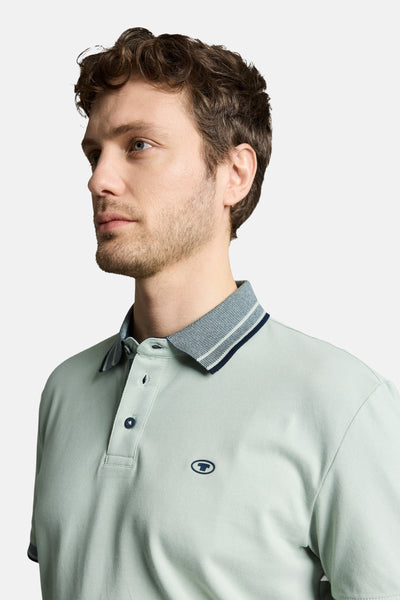 Polo vert de Tom Tailor en piqué, col texturé à rayures, avec trois boutons et logo brodé.