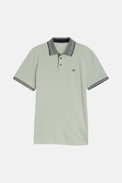 Polo vert de Tom Tailor avec col et poignets rayés, patte de boutonnage à trois boutons et logo brodé.