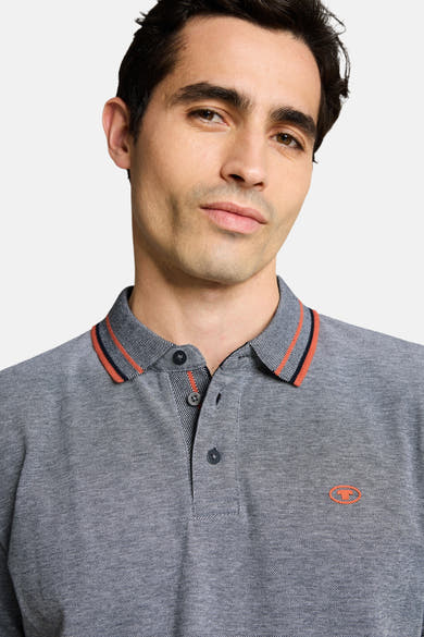 Wit piqué poloshirt van Tom Tailor, oranje en marine gestreepte kraag, met geborduurd logo.