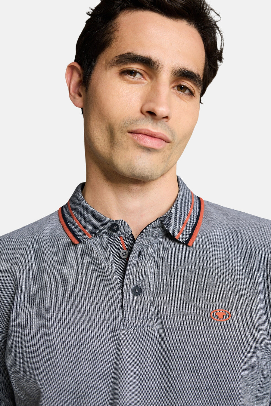 Wit piqué poloshirt van Tom Tailor, oranje en marine gestreepte kraag, met geborduurd logo.