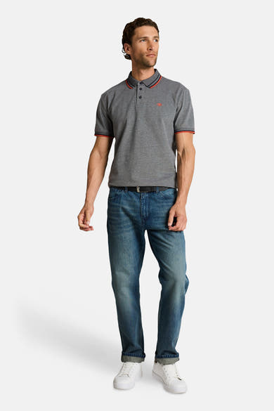 Polo gris à manches courtes de Tom Tailor avec col et bords de manches rayés rouge et noir, porté en jeans et baskets blanches.