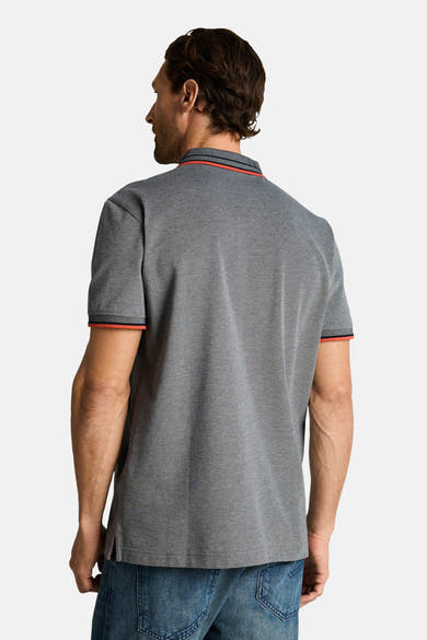 Polo gris en maille piquée de Tom Tailor, avec col et poignets à rayures orange et bleu foncé et fentes latérales, vue de dos.