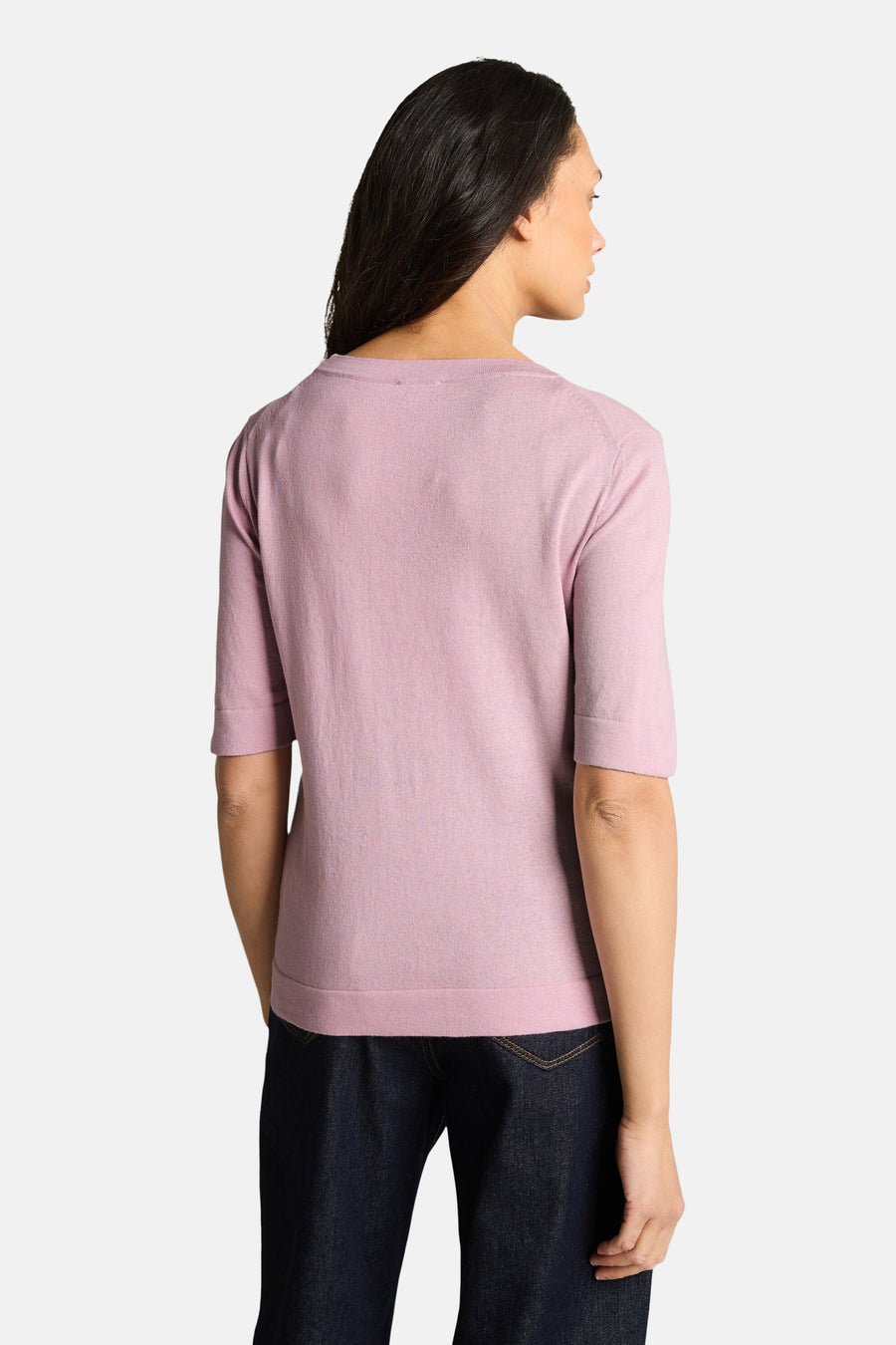 Pull col rond rose de Tom Tailor en maille fine à manches courtes, porté de dos par une femme avec un jean foncé.
