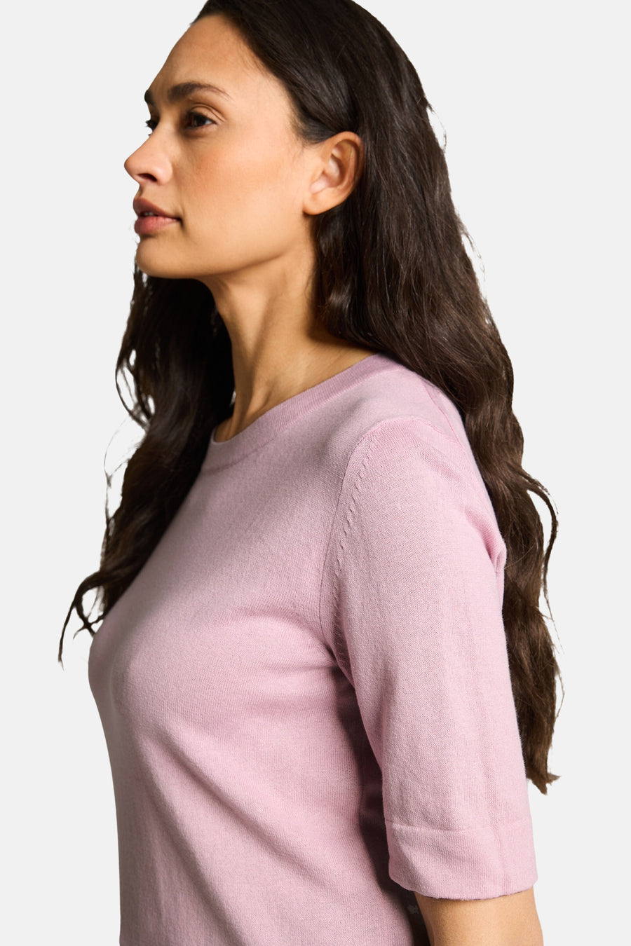 Pull col rond rose de Tom Tailor à manches 3/4 en maille fine, porté de profil.