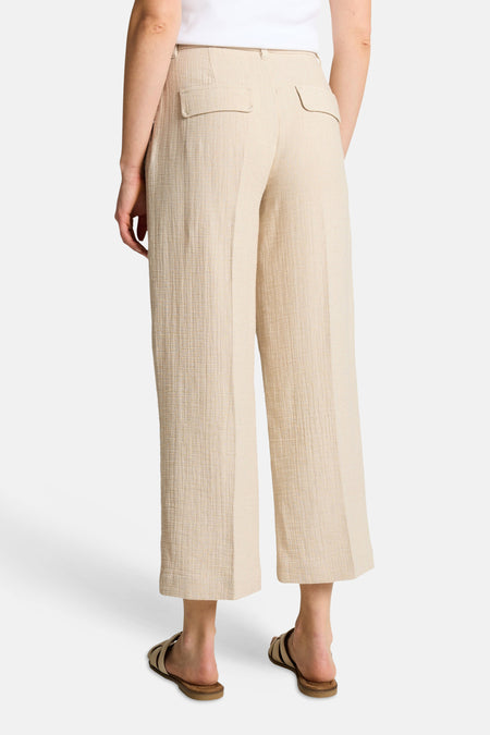 Pantalon beige de Tom Tailor, coupe courte en tissu texturé, avec poches plaquées au dos, vue de dos.