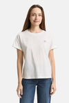 Wit Tom Tailor T-shirt met een kleine print op de borst, gedragen met een spijkerbroek en sneakers.