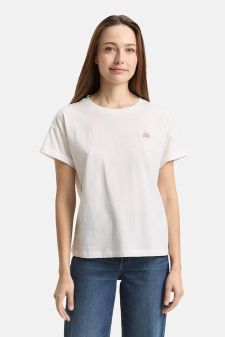 Wit Tom Tailor T-shirt met een kleine print op de borst, gedragen met een spijkerbroek en sneakers.
