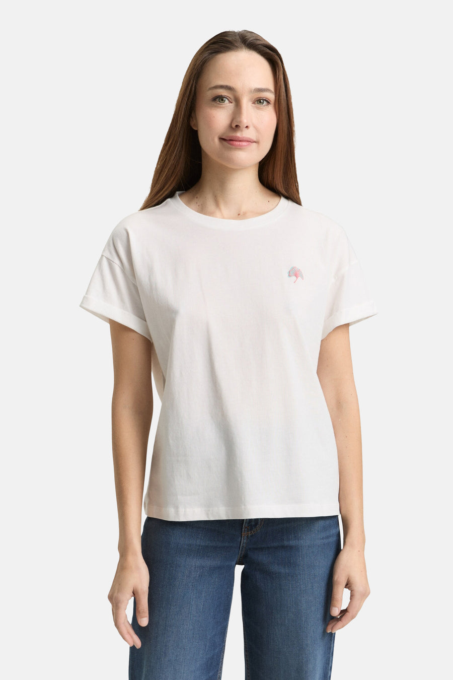 Wit Tom Tailor T-shirt met een kleine print op de borst, gedragen met een spijkerbroek en sneakers.