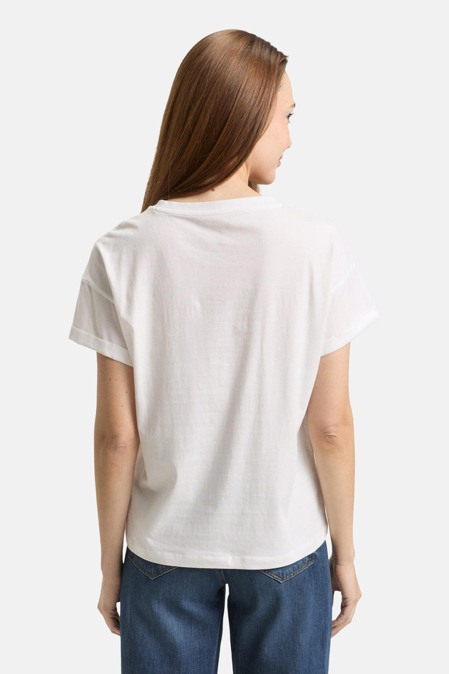 Witte T-shirt van Tom Tailor, rechte pasvorm, gedragen met een blauwe jeans, van achteren gezien.