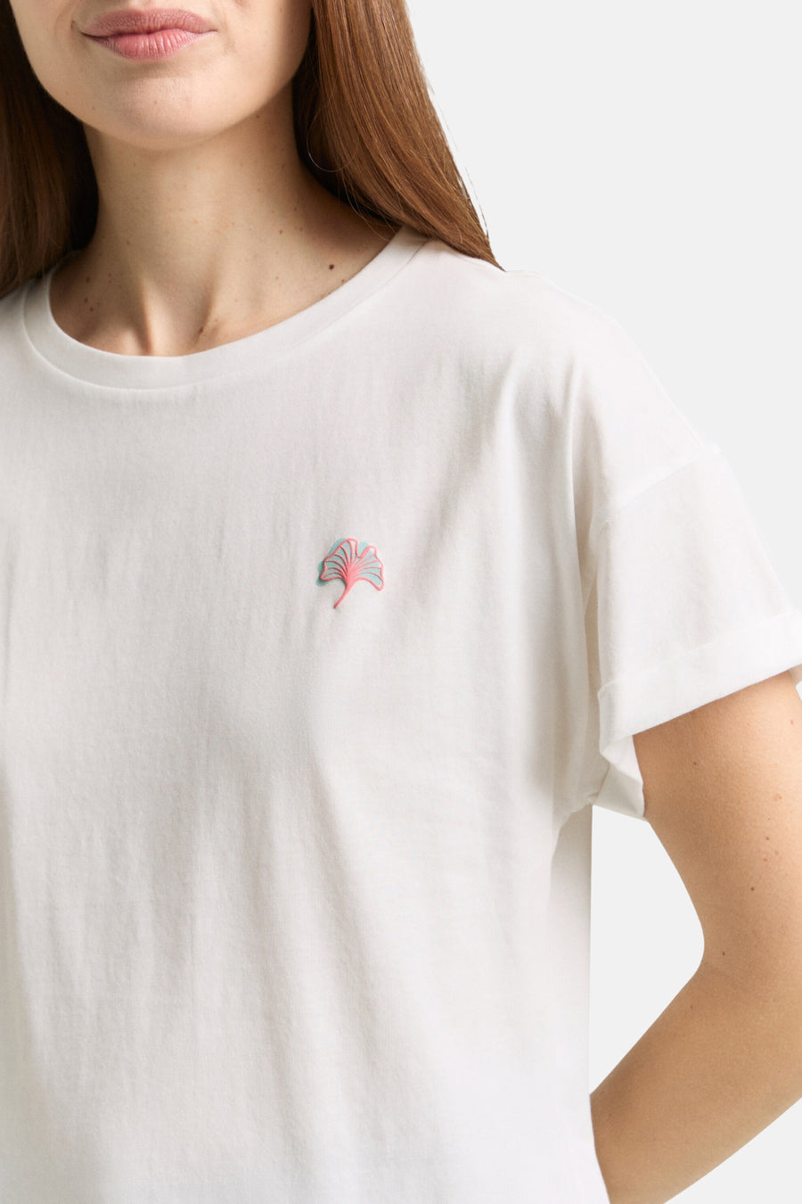 Wit T-shirt van Tom Tailor met een geborduurd bladerenmotief op de voorkant.