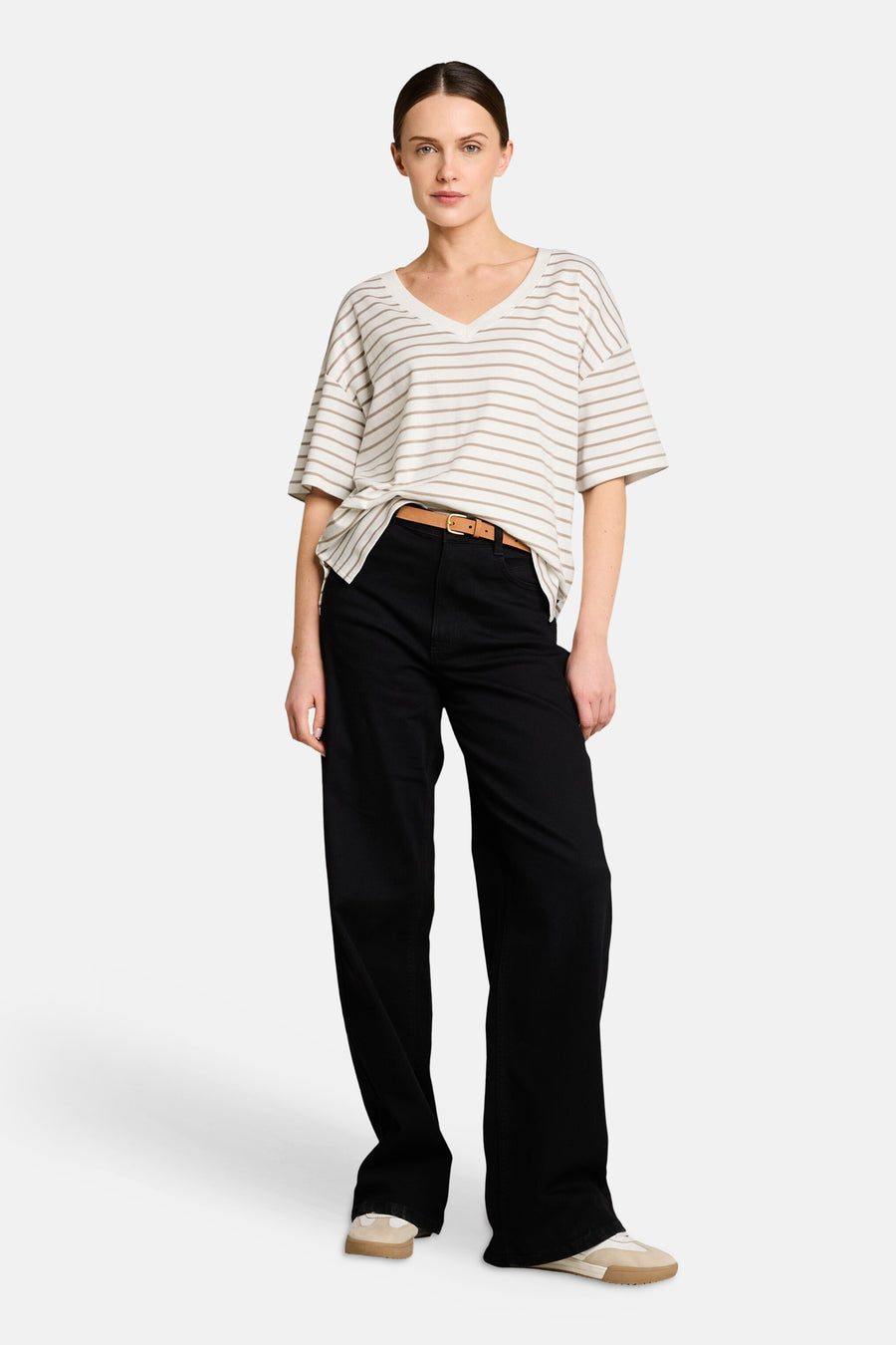 T-shirt multicolore de Tom Tailor, à rayures horizontales, porté avec un pantalon noir et une ceinture marron.
