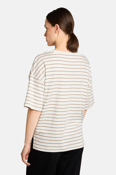 Multikleurig T-shirt van Tom Tailor, horizontale strepen, korte mouwen, gedragen met een zwarte broek, achtergezicht.