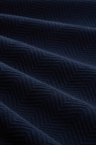 Pull à col rond bleu de Tom Tailor, en motif chevron texturé, avec des plis délicats.