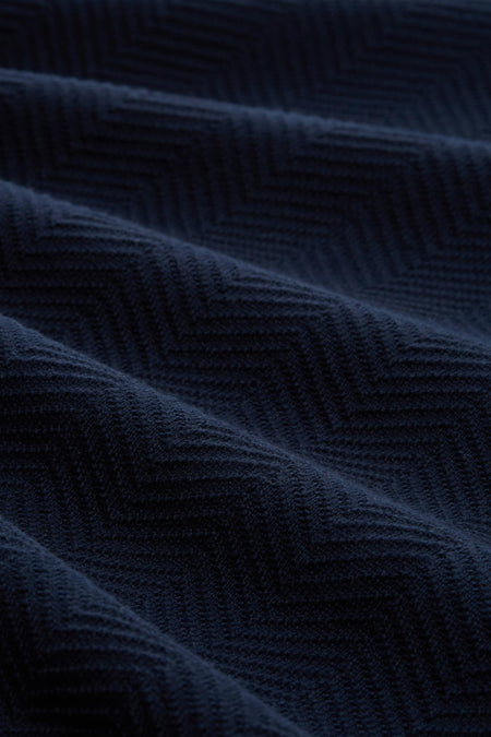 Pull à col rond bleu de Tom Tailor, en motif chevron texturé, avec des plis délicats.
