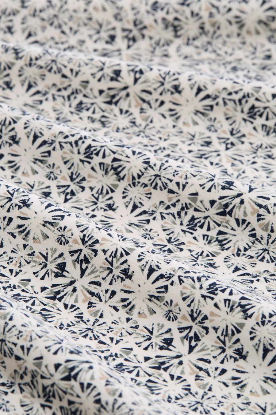 Chemise à manches longues multicolore de Tom Tailor avec un motif fleuri sur toute la surface.