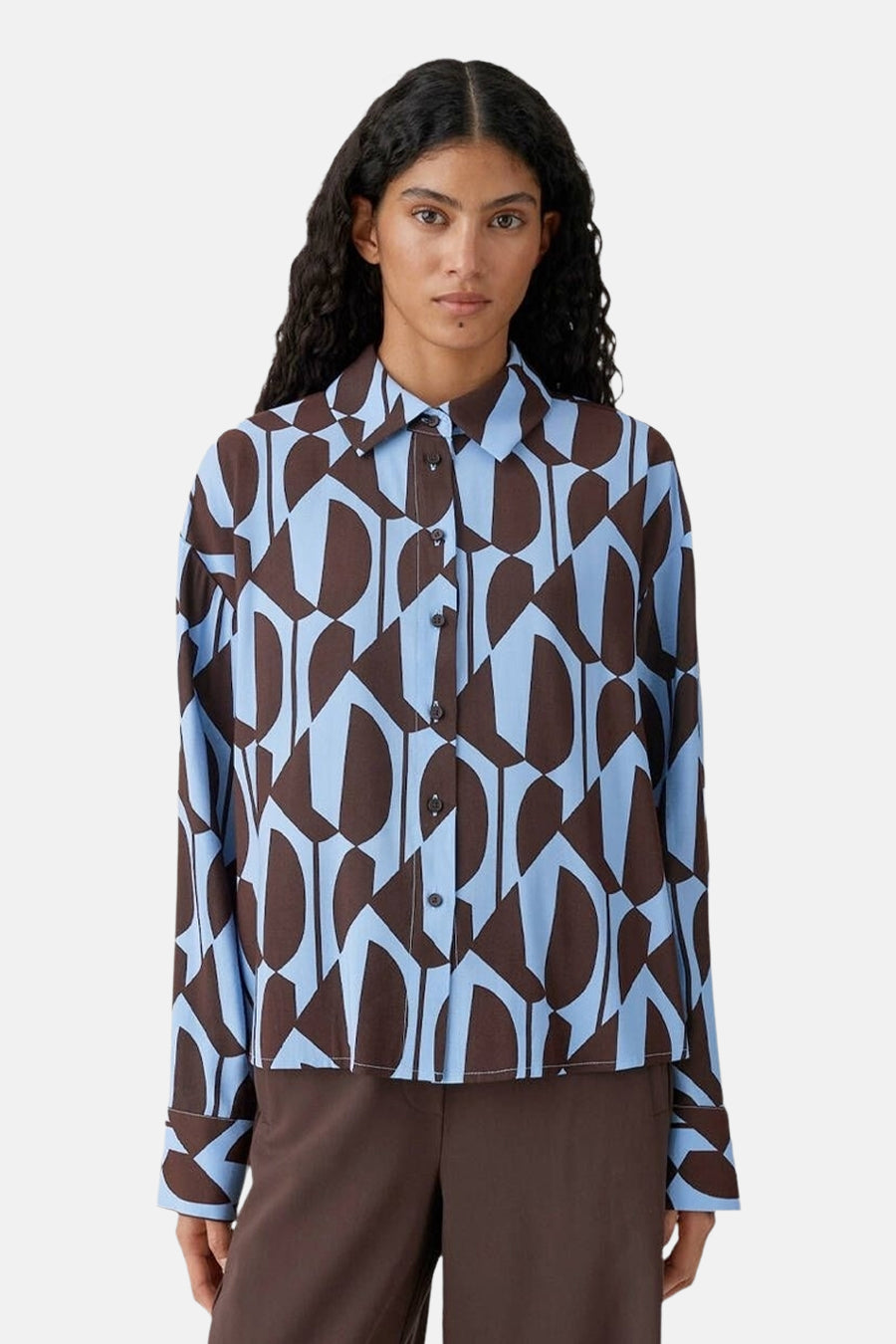 Blouse à manches longues multicolore par OPUS avec un imprimé géométrique marron et bleu ciel.