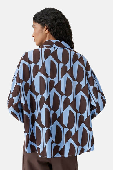 Chemisier à manches longues multicolore par OPUS avec un motif géométrique bleu et marron.