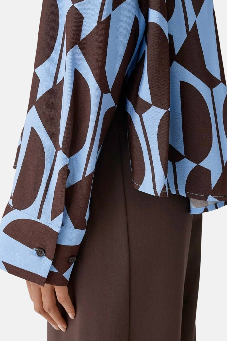 Chemisier à manches longues multicolore de OPUS, avec motif géométrique marron et bleu clair.