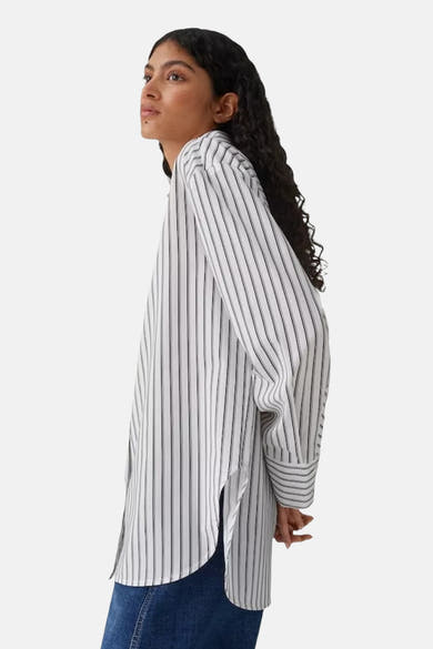 Chemise à manches longues blanche à rayures noires par OPUS, portée avec un jean bleu, vue de côté.