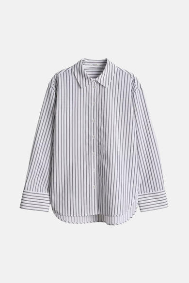 Chemise à manches longues blanche rayée by OPUS, avec fermeture boutonnée et ourlet arrondi.