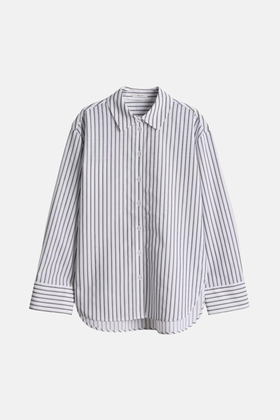 Chemise à manches longues blanche rayée by OPUS, avec fermeture boutonnée et ourlet arrondi.
