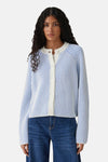 Gebreid blauw vest van OPUS, witte verticale strepen, ivoorkleurige knopen en korte pasvorm.