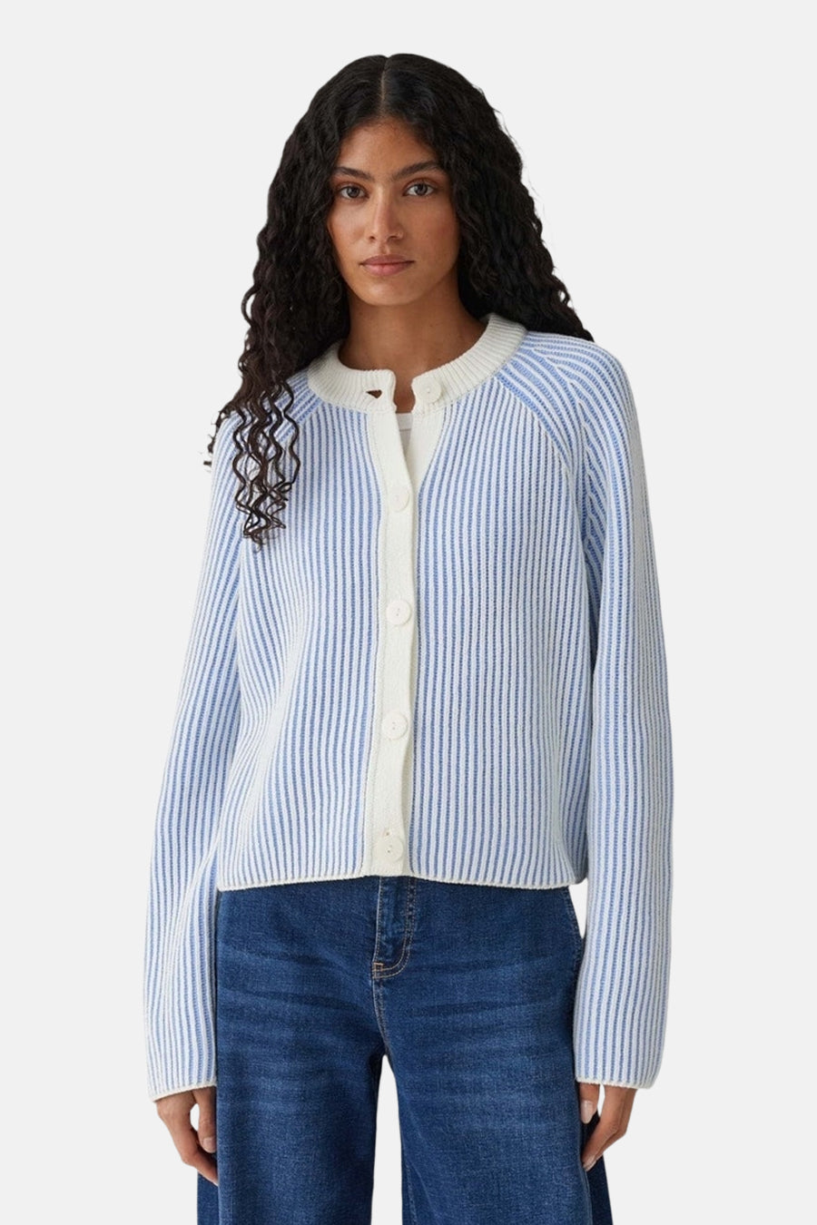 Gebreid blauw vest van OPUS, witte verticale strepen, ivoorkleurige knopen en korte pasvorm.