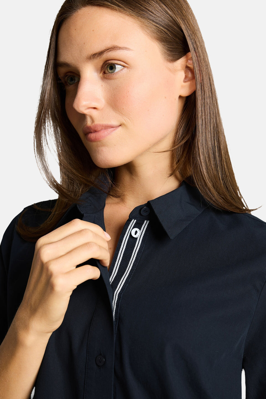 Robe bleue marine de Tom Tailor, col classique et patte de boutonnage à rayures blanches avec bouton logo.