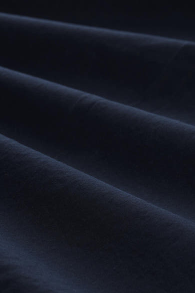 Robe bleue de Tom Tailor, gros plan sur le tissu texturé avec des plis doux.