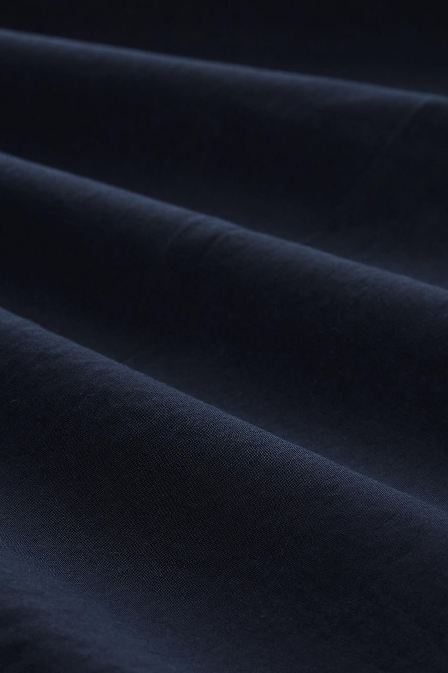 Robe bleue de Tom Tailor, gros plan sur le tissu texturé avec des plis doux.