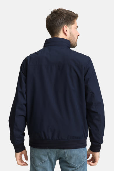 Kort blauw jack van Tom Tailor, van achteren gezien, gedragen met een spijkerbroek.