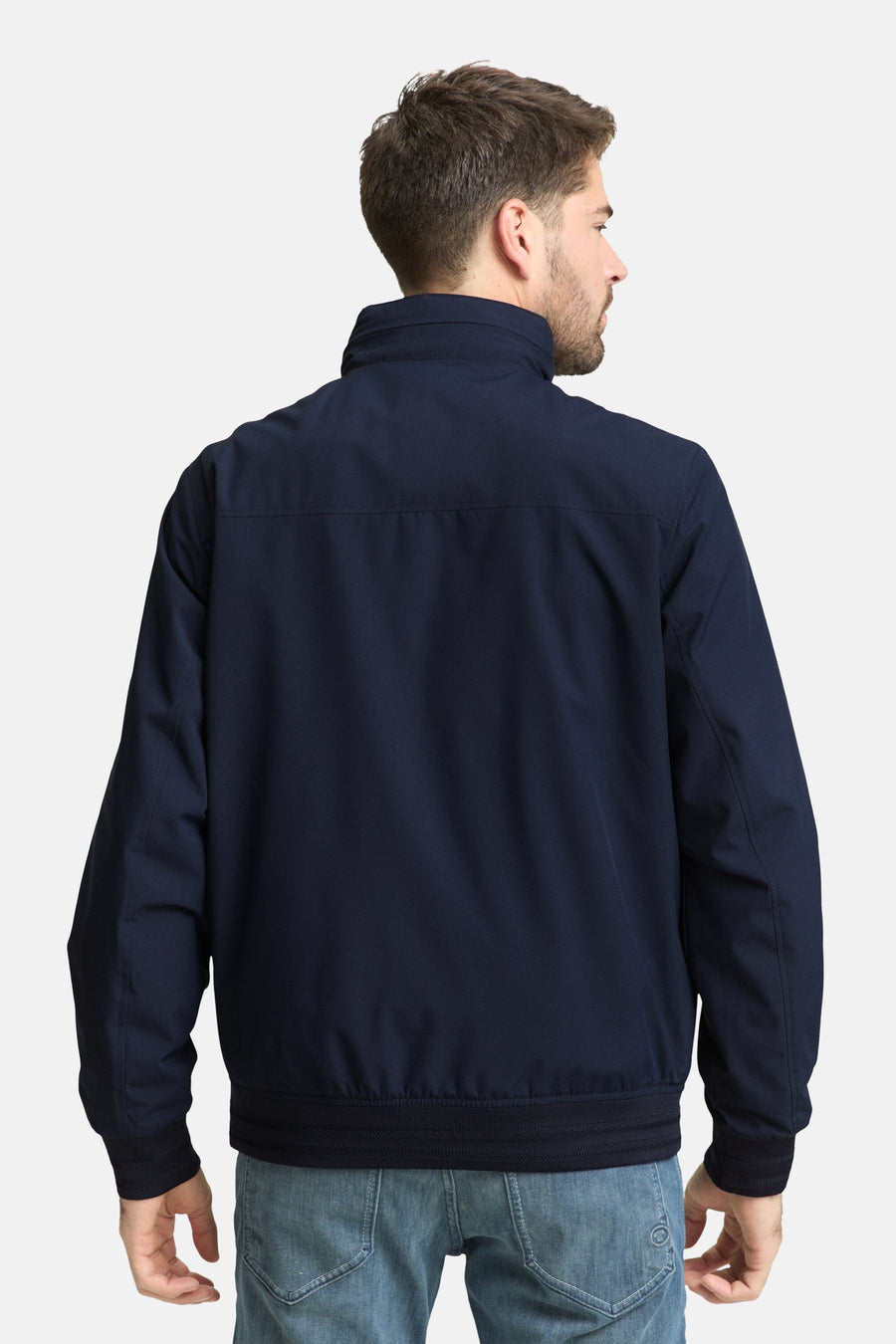 Kort blauw jack van Tom Tailor, van achteren gezien, gedragen met een spijkerbroek.