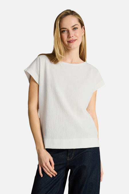 Wit T-shirt met korte mouwen van Tom Tailor, met wafelstructuur, gedragen met een donkere spijkerbroek en een kaki tas.