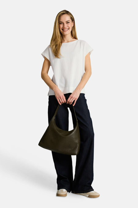 T-shirt blanc à manches courtes de Tom Tailor, à la texture gaufrée, porté avec un jean foncé et un sac kaki.