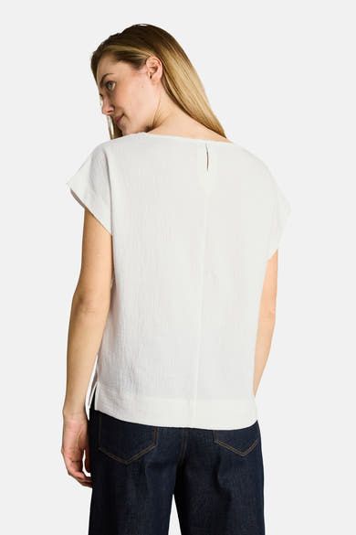 Wit getextureerd Tom Tailor T-shirt met korte mouwen en sleutelgatopening aan de achterkant, van achteren gedragen met een donkere jeans.