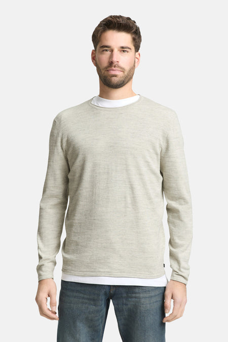 Grijze rondehals trui van Tom Tailor, achterkant, gedragen met een wit T-shirt en een blauwe jeans.