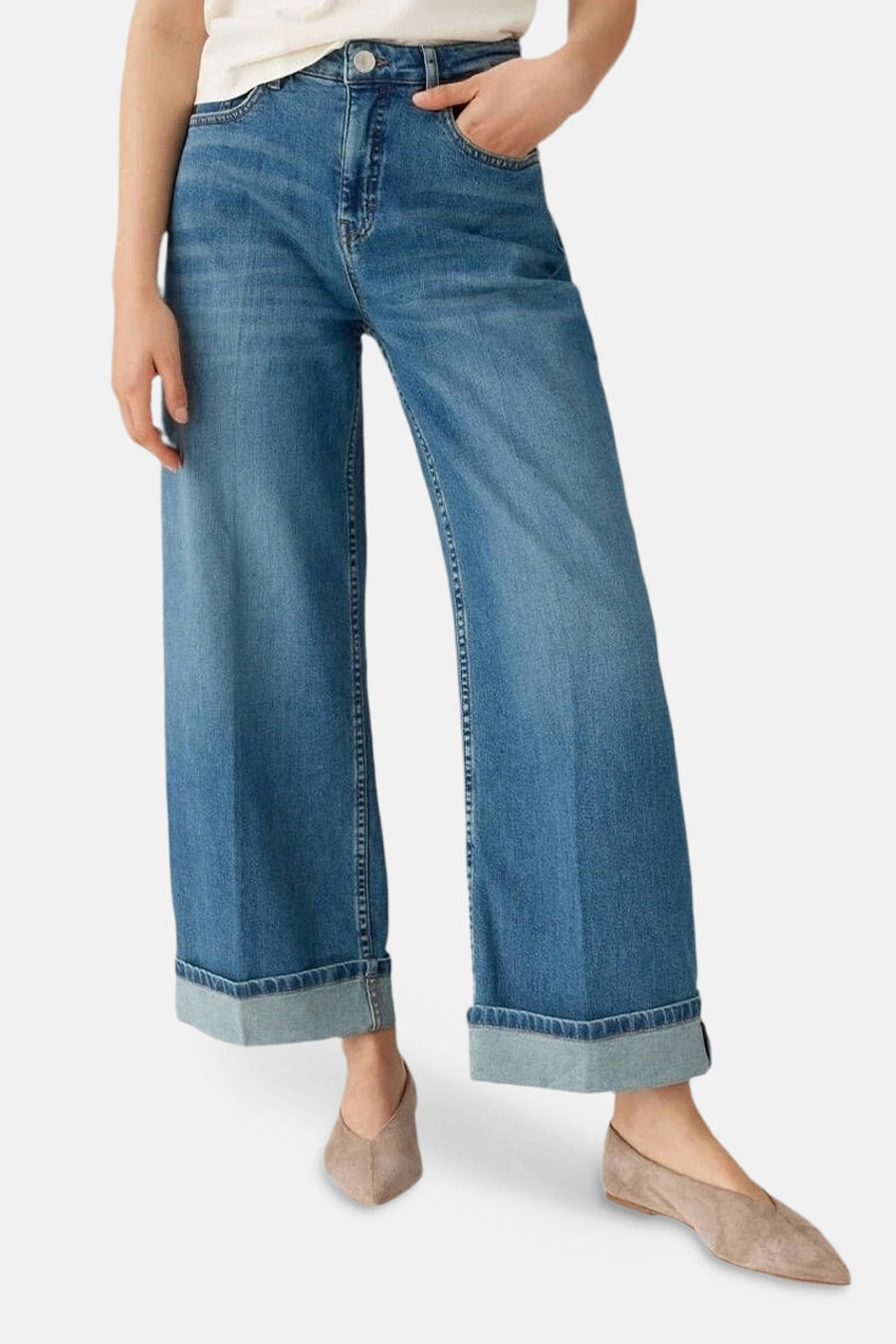 Jean large en denim bleu moyen par OPUS, avec ourlets retournés et chaussures plates taupe.
