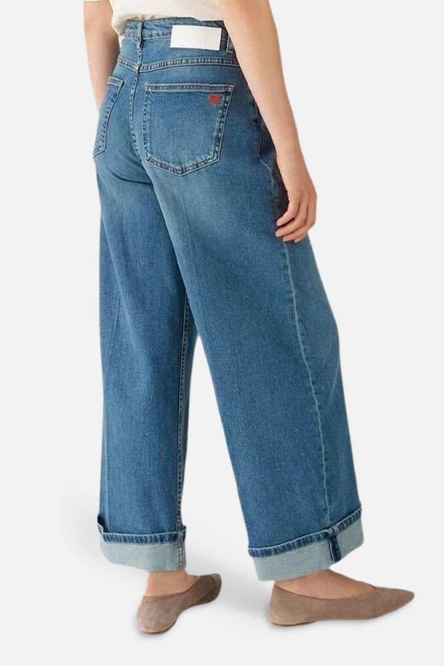 Jean large en denim bleu moyen par OPUS, avec ourlets retroussés et poche arrière ornée d'un cœur rouge.

